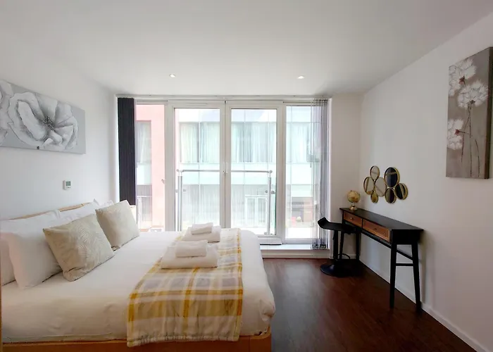 Fully Serviced Two Bed Apartment By Excel & O2