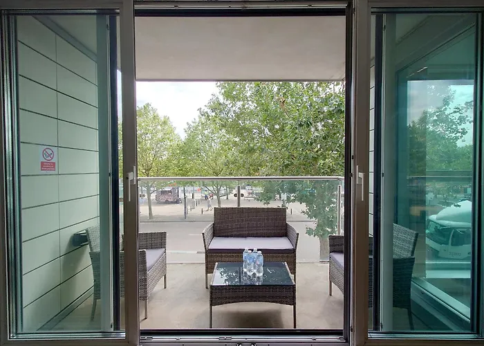 Fully Serviced Two Bed Apartment By Excel & O2